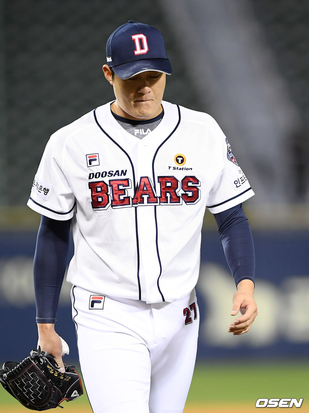 8회초 KT에게 8실점을 허용한 두산 김강률이 이닝을 마친 뒤 더그아웃으로 향하고 있다. /cej@osen.co.kr