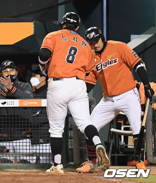 6회말 1사 주자 1,2루 한화 이해창의 중견수 앞 1타점 적시타때 홈을 밟은 노시환이 송광민과 하이파이브를 하고 있다./rumi@osen.co.kr