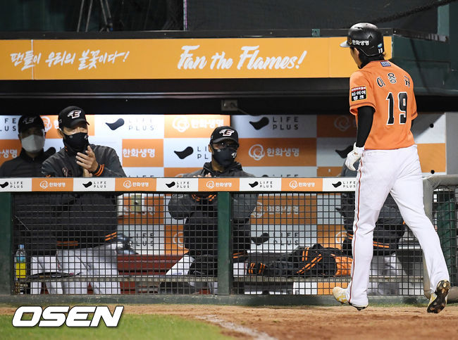 3회말 무사 주자 3루 한화 김민하의 중견수 오른쪽 선취 1타점 적시타때 홈을 밟은 이용규가 최원호 감독대행에게 박수를 받고 있다./rumi@osen.co.kr