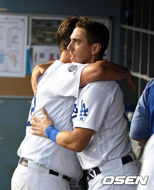 6회초 수비를 마치고 다저스 커쇼가 교체되며 반스와 포옹을 하고 있다. /jpnews@osen.co.kr