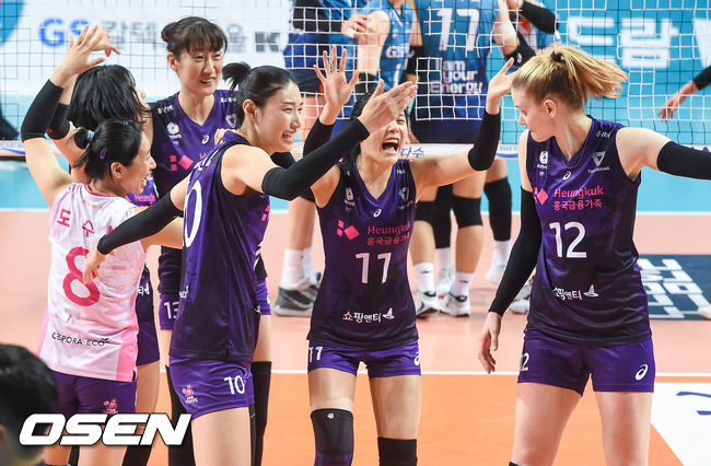 흥국생명이 지난 KOVO컵 대회 결승전 패배를 설욕했다.흥국생명은 21일 서울 장충체육관에서 열린 ‘도드람 2020-2021 V-리그’ 1라운드 GS칼텍스와의 원정경기에서 세트스코어 3-1(29-27, 30-28, 26-28, 25-17) 승리를 거뒀다.흥국생명과 GS칼텍스는 지난달 5일 KOVO컵 결승에서 만났다. 당시에는 GS칼텍스가 3-0 셧아웃 승리로 우승을 차지했다. 흥국생명은 46일 만에 재대결에서 지난 패배를 설욕하는데 성공했다. 경기종료 후 흥국생명 김연경과 이다영이 동료들과 기뻐하고 있다 /  soul1014@osen.co.kr