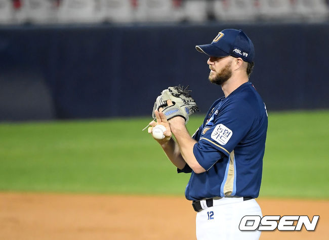 15일 오후 서울 송파구 잠실야구장에서 ‘2020 신한은행 SOL KBO리그’ 두산 베어스와 NC 다이노스의 경기가 열렸다. 3회말 1사 2,3루 NC 라이트가 두산 박건우에게 동점 좌전 2타점 적시타를 허용한 뒤 아쉬워하고 있다. /cej@osen.co.kr