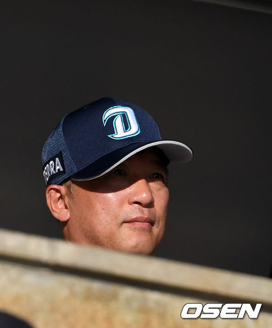 3일 오후 서울 잠실야구장에서 '2019 신한은행 MY CAR KBO 포스트시즌' LG 트윈스와 NC 다이노스의 와일드카드 결정전 1차전이 열렸다.NC 김택진 구단주가 경기를 지켜보고 있다. /jpnews@osen.co.kr