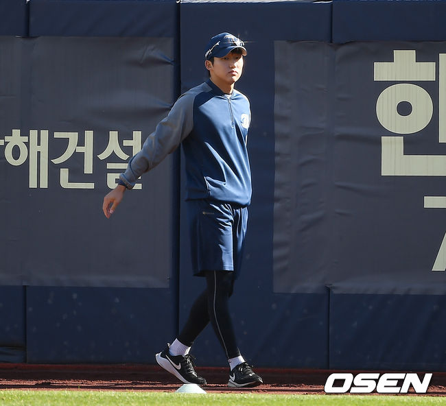 24일 오후 경남 창원 NC파크에서 ‘2020 신한은행 SOL KBO리그' NC 다이노스와 LG 트윈스의 경기가 열린다.NC 구창모가 훈련을 하고 있다./youngrae@osen.co.kr 