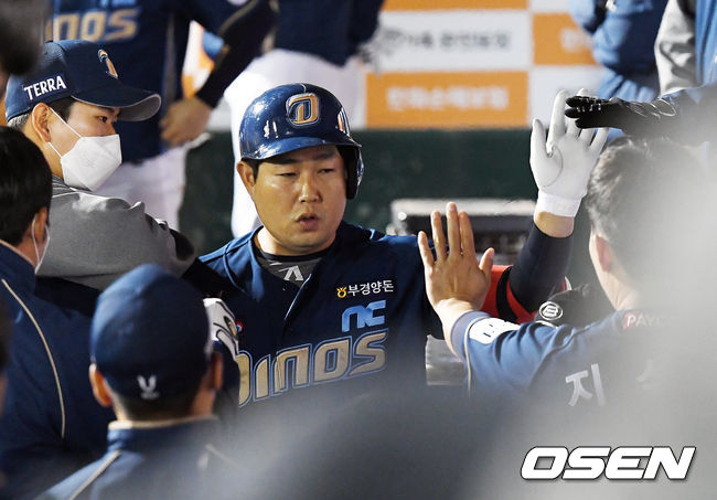 6회초 NC 선두타자 양의지가 좌월 솔로 홈런을 날린 후 덕아웃에서 동료들과 하이파이브를 하고 있다./rumi@osen.co.kr