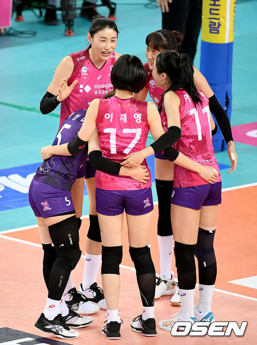 24일 오후 인천 계양체육관에서 '도드람 2020-2021 V리그' 여자부 흥국생명 핑크스파이더스와 KGC인삼공사의 경기가 열렸다.2세트 흥국생명 선수들이 득점에 기뻐하고 있다./ ksl0919@osen.co.kr