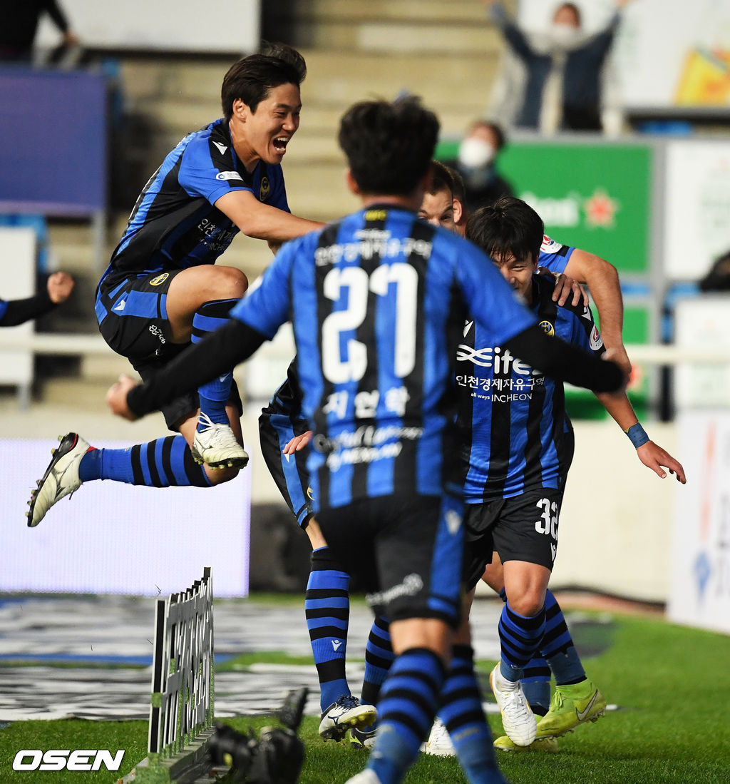 후반 인천 정동윤이 역전골을 넣고 기뻐하고 있다. /jpenws@osen.co.kr