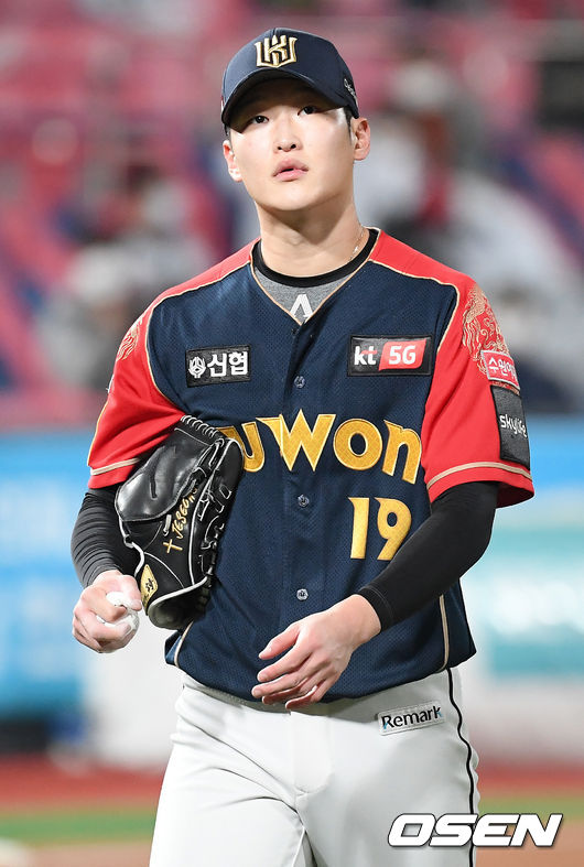 3회초를 마친 KT 선발 배제성이 덕아웃으로 들어가며 하늘을 바라보고 있다./rumi@osen.co.kr