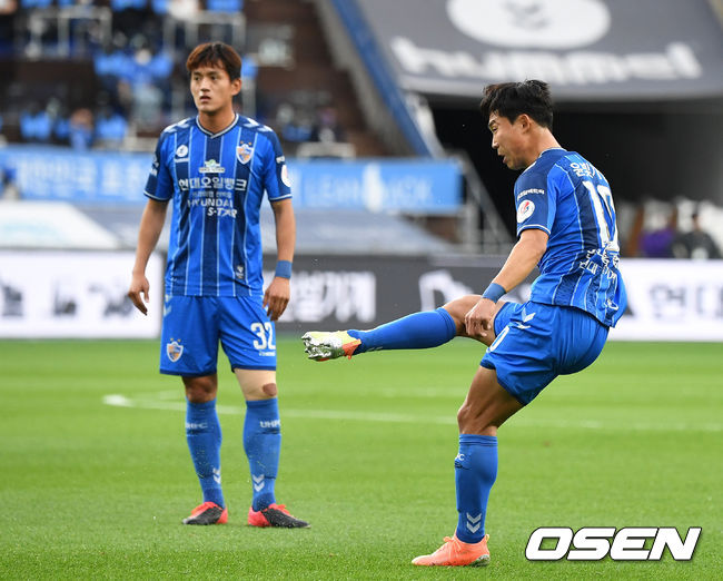 25일 오후 문수월드컵경기장에서 ‘하나원큐 K리그1 2020’ 울산과 전북의 경기가 열렸다.  전반 울산 윤빛가람이 프리킥을 시도하고 있다./sunday@osen.co.kr