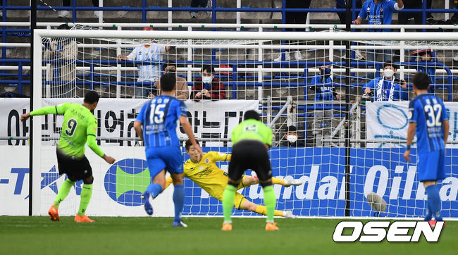 25일 오후 문수월드컵경기장에서 ‘하나원큐 K리그1 2020’ 울산과 전북의 경기가 열렸다.  전반 울산 조현우가 구스타보의 페널티킥을 막아내고 있다./sunday@osen.co.kr