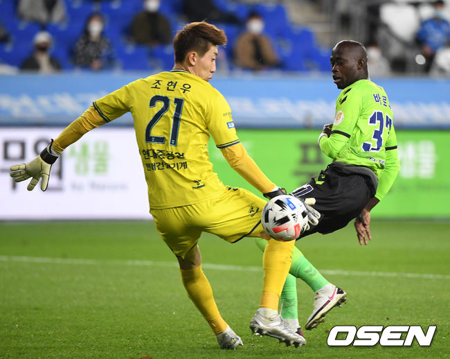 25일 오후 문수월드컵경기장에서 ‘하나원큐 K리그1 2020’ 울산과 전북의 경기가 열렸다.  후반 전북 바로우가 선제골을 성공시키고 있다./sunday@osen.co.kr