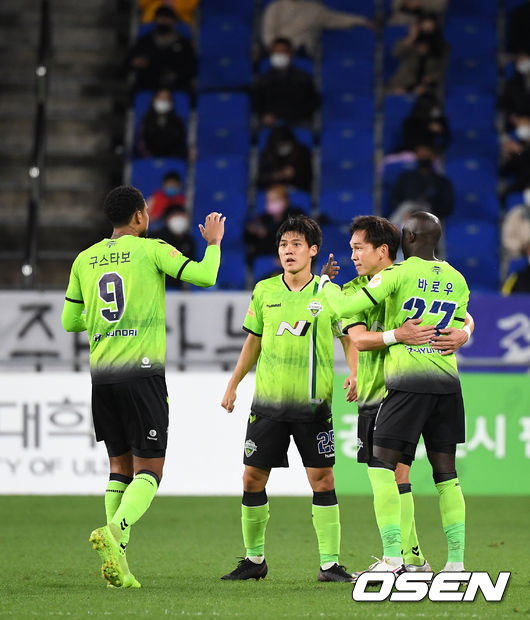 25일 오후 문수월드컵경기장에서 ‘하나원큐 K리그1 2020’ 울산과 전북의 경기가 열렸다.  후반 전북 바로우가 선제골을 성공시키고 동료들과 환호하고 있다./sunday@osen.co.kr