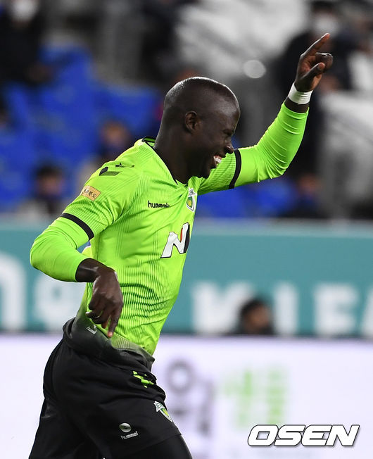 25일 오후 문수월드컵경기장에서 ‘하나원큐 K리그1 2020’ 울산과 전북의 경기가 열렸다.  후반 전북 바로우가 선제골을 성공시키고 환호하고 있다./sunday@osen.co.kr