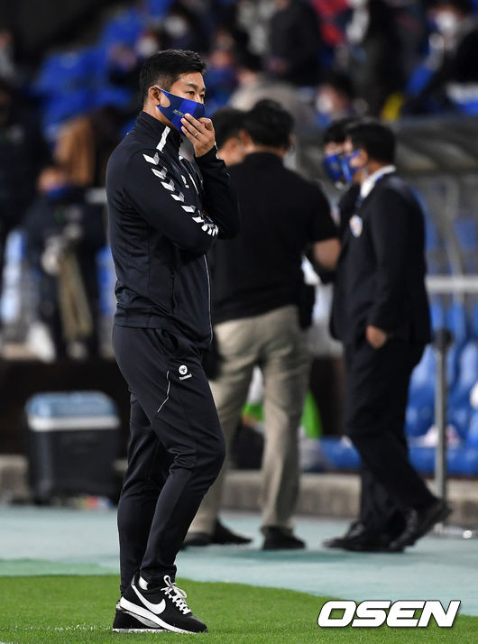 전북 현대가 울산 원정에서 바로우의 골에 힘입어 승리를 거두고 극적인 역전 우승 가능성을 높였다.  전북 현대는 25일 오후 울산문수월드컵경기장에서 열린 하나원큐 K리그1 2020 파이널A 26라운드 울산 현대와 경기에서 바로우의 득점을 앞세워 1-0 승리를 거뒀다.   전북은 이날 승리로 승점 57을 기록해 단독 1위 자리를 차지했다. 다음 라운드 대구FC와 리그 최종전에서 무승부 이상의 결과만 내면 2020시즌 우승을 차지할 수 있다. 반면 울산은 지난해에 이어 전북에 역전 우승을 허용할 가능성이 커졌다.  경기 종료 후 울산 김도훈 감독이 아쉬워하고 있다./sunday@osen.co.kr