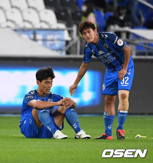 전북 현대가 울산 원정에서 바로우의 골에 힘입어 승리를 거두고 극적인 역전 우승 가능성을 높였다.  전북 현대는 25일 오후 울산문수월드컵경기장에서 열린 하나원큐 K리그1 2020 파이널A 26라운드 울산 현대와 경기에서 바로우의 득점을 앞세워 1-0 승리를 거뒀다.   전북은 이날 승리로 승점 57을 기록해 단독 1위 자리를 차지했다. 다음 라운드 대구FC와 리그 최종전에서 무승부 이상의 결과만 내면 2020시즌 우승을 차지할 수 있다. 반면 울산은 지난해에 이어 전북에 역전 우승을 허용할 가능성이 커졌다.  경기 종료 후 울산 김기희가 패배에 아쉬워하고 있다./sunday@osen.co.kr