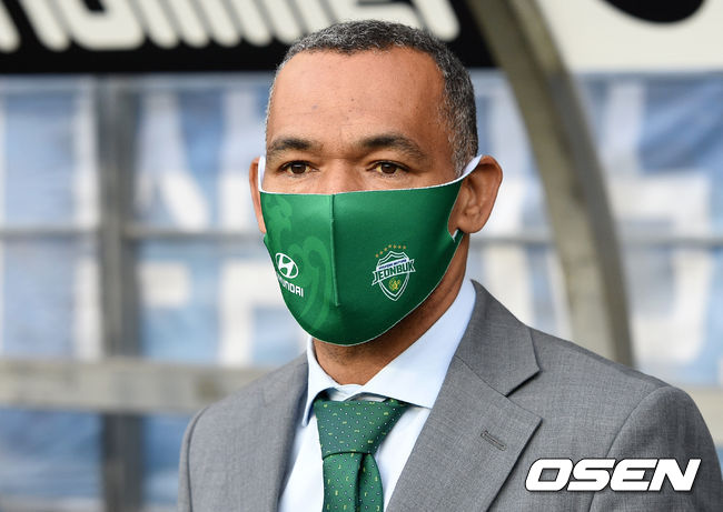 25일 오후 문수월드컵경기장에서 ‘하나원큐 K리그1 2020’ 울산과 전북의 경기가 열렸다.  경기에 앞서 전북 모라이스 감독이 경기를 바라보고 있다./sunday@osen.co.kr