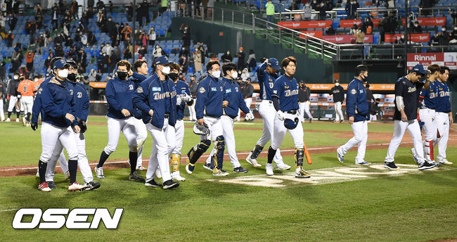 경기를 마치고 NC 선수들이 퇴장하고 있다./rumi@osen.co.kr