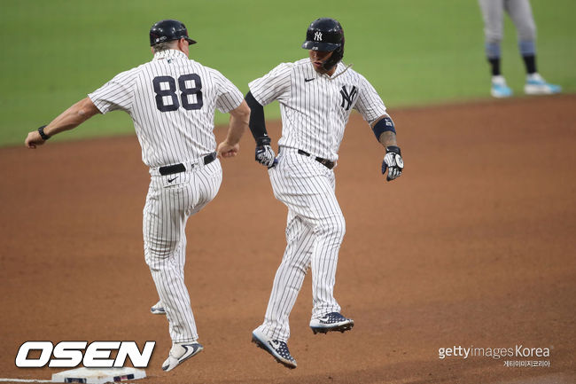 [사진] 글레이버 토레스와 홈런 세리머니를 하는 필 네빈 코치(왼쪽) /ⓒGettyimages(무단전재 및 재배포 금지)