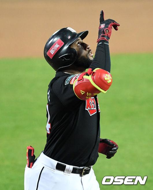 1회초 1사 1루에서 KT 로하스가 우월 투런 홈런을 치고 세리머니를 펼치고 있다./sunday@osen.co.kr