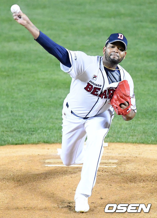 13일 오후 서울 잠실구장에서 '2020 신한은행 SOL KBO리그' 두산 베어스와 한화 이글스의 경기가 열렸다.두산 선발 알칸타라가 마운드 위에서 힘차게 공을 뿌리고 있다./ rumi@osen.co.kr