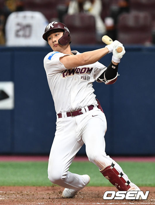 16일 오후 서울 고척 스카이돔에서 ‘2020 신한은행 SOL KBO리그’ 키움 히어로즈와 두산 베어스의 경기가 열렸다.7회말 1사 만루 상황 키움 김하성이 추격의 2타점 적시타를 날리고 있다. / dreamer@osen.co.kr