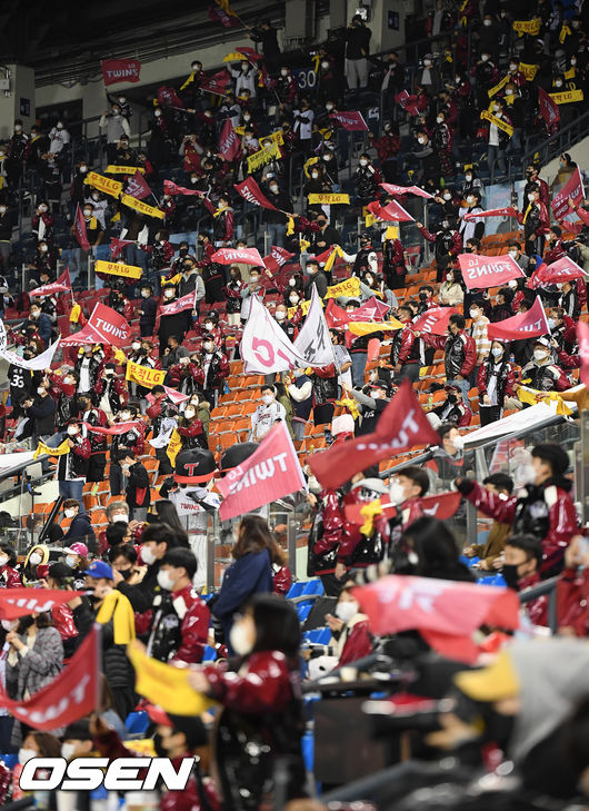 17일 잠실구장 KIA-LG전. 유관중으로 진행되는 가운데 LG 팬들이 열띤 응원을 펼치고 있다. /  soul1014@osen.co.kr