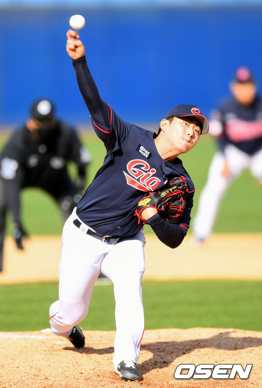 롯데가 27일 대구삼성라이온즈파크에서 열린 원정 경기에서 선발 애드리안 샘슨의 쾌투와 타선의 집중력을 앞세워 12-5로 크게 이겼다.이로써 지난 23일 사직 경기 3-5 패배를 설욕했다. 반면 삼성은 선발 윤성환이 무너지는 바람에 21일 광주 KIA전 이후 연승 행진을 '3'에서 마감했다. 7회말 롯데 최영환이 마운드에 올라 역투하고 있다./ksl0919@osen.co.kr