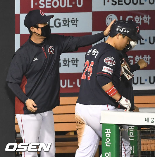 2회초 2사 2루 상황 롯데 오윤석의 달아나는 1타점 적시타를 때 주자 한동희가 홈까지 내달려 세이프됐다. 한동희를 맞이하는 롯데 허문회 감독. / dreamer@osen.co.kr