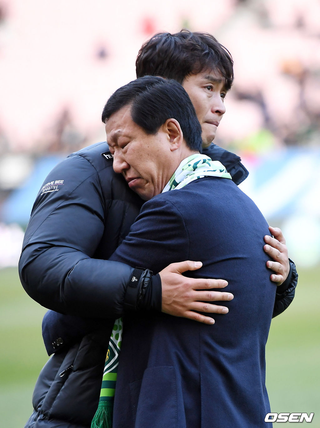 모두 함께 울었다. 영원한 헤어짐은 아니었지만 기쁜 눈물을 흘리며 안녕을 고했다.  전북 현대는 2일 전주월드컵경기장에서 열린 K리그 1 2018 스플릿 라운드 그룹 A 최종전서 경남FC와 1-1 무승부를 기록했다.  이날 전북은 중국 슈퍼리그로 떠나는 최강희 감독과 아름다운 이별을 하게 됐다. 최 감독은 전북에서 K리그 445경기(229승 114무 101패)-ACL 77경기(42승 12무 23패)-FA컵 36경기(23승 6무 7패)-클럽 월드컵 4경기(2승 2패) 등 총 562경기의 공식전을 펼치고 지휘봉을 내려 놓았다.  전북 이동국이 최강희 감독과 마지막 인사를 나누고 있다. / youngrae@osen.co.kr
