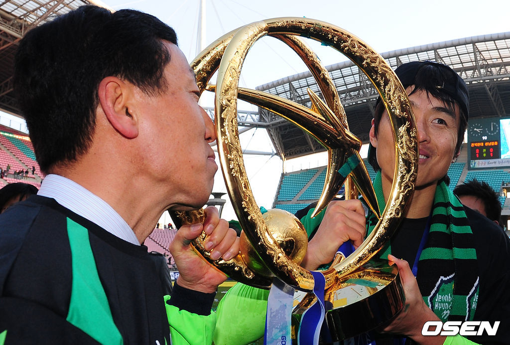 전북이 전주월드컵경기장에서 열린 K리그 쏘나타 챔피언십 2009 챔피언결정전 2차전 성남과 경기에서 3-1로 승리를 거뒀다. 이로써 전북은 1차전에서 0-0 무승부를 거둔 것을 포함해 1승1무로 K리그 참가 15년 만에 첫 챔피언에 등극했다. 전북 최강희 감독과 이동국이 우승컵에 키스를 하고 있다. /jpnews@osen.co.kr