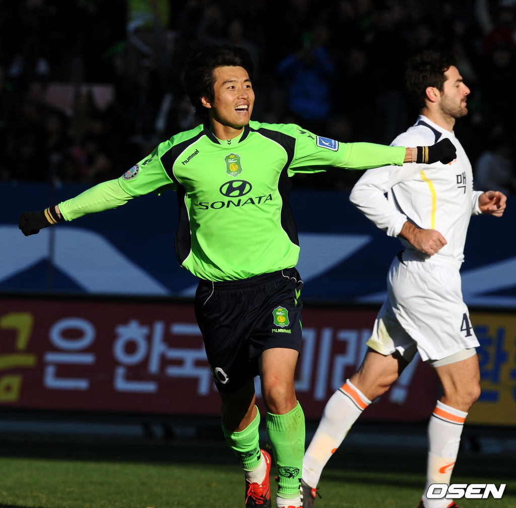 'K리그 쏘나타 2009 챔피언결정전' 2차전 전북 현대와 성남 일화의 경기에서 후반 전북 이동국이 페널티킥을 성공시키며 환호하고 있다. /ajyoung@osen.co.kr