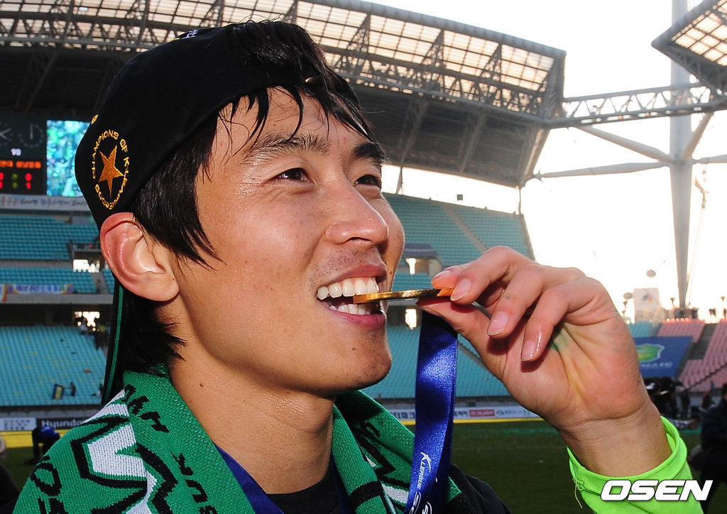 전북이 전주월드컵경기장에서 열린 K리그 쏘나타 챔피언십 2009 챔피언결정전 2차전 성남과 경기에서 3-1로 승리를 거뒀다. 이로써 전북은 1차전에서 0-0 무승부를 거둔 것을 포함해 1승1무로 K리그 참가 15년 만에 첫 챔피언에 등극했다. 전북 이동국이 우승 메달을 깨물며 기뻐하고 있다./ jpnews@osen.co.kr