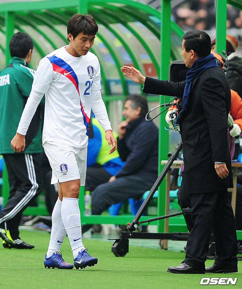 2014년 브라질월드컵 아시아 3차 예선 쿠웨이트전을 앞둔 한국축구대표팀이 우즈베키스탄과 평가전을 가졌다. 후반 이동국이 교체되어 들어오며 최강희 감독에게 인사를 하고 있다. / rumi@osen.co.kr