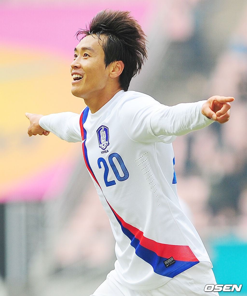 2014년 브라질월드컵 아시아 3차 예선 쿠웨이트전을 앞둔 한국축구대표팀이 우즈베키스탄과 평가전을 가졌다. 전반 이동국이 선취골에 이어 팀 두번째 골을 성공 시키며 기뻐하고 있다. / rumi@osen.co.kr