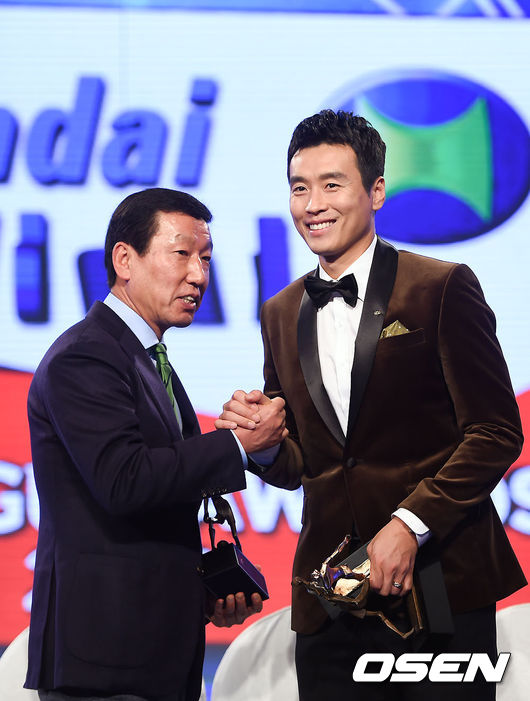 이동국이 2015년을 화려하게 마무리지었다. 이동국은 '현대오일뱅크 K리그 대상'에서 MVP를 수상했다. 이날 수상으로 이동국은 MVP 수상 부문에 화려한 기록을 남겼다. 2009년과 2011년, 2014년 MVP에 선정돼 K리그 MVP 최다 수상자에 이름을 올리고 있는 이동국은 사상 첫 4회 MVP 수상자가 됐다. 또한 2년 연속 MVP를 수상하면서 K리그가 출범한 이후 사상 첫 2년 연속 MVP 수상자가 됐다. K리그의 MVP 역사를 바꿔놓은 셈이다. 시상식 종료 후 MVP 이동국과 최강희 감독이 악수를 나누고 있다./ soul1014@osen.co.kr