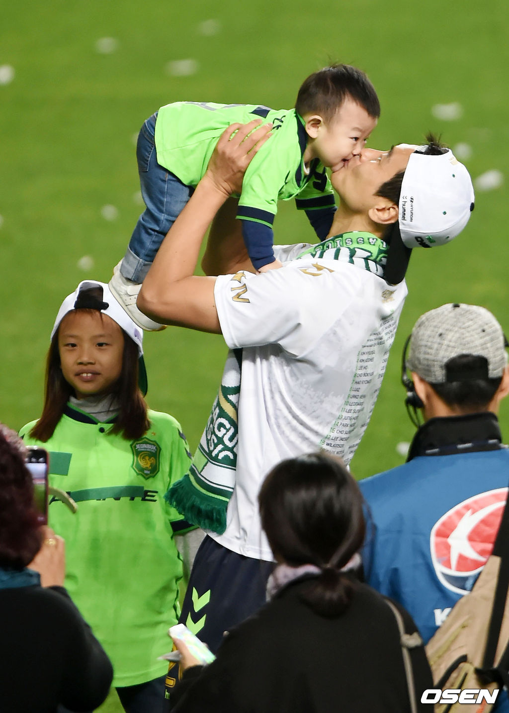 '현대오일뱅크 K리그 클래식 2015' 전북 현대와 성남 FC의 K리그 클래식 37라운드를 마치고 열린 우승 시상식과 세레머니에서 이동국이 자신의 자녀들중 대박이(이시안) 함께 우승 세레머니를 펼치고 있다. / rumi@osen.co.kr