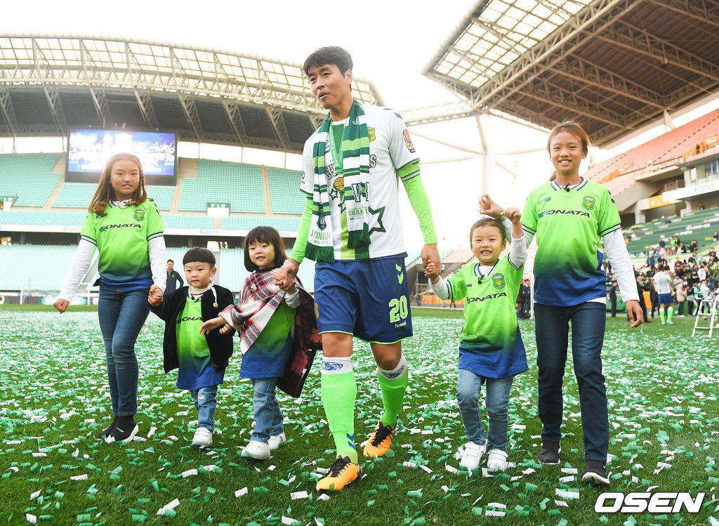 이동국이 KEB하나은행 K리그 클래식(1부리그) 2017 36라운드 제주와의 경기에서 K리그 최초로 개인 통산 200호 골을 달성하며 전북의 통산 5번째 K리그 우승을 이끌었다. 경기종료 후 전북 이동국이 자신의 아이들과 그라운드를 걷고 있다./ soul1014@osen.co.kr