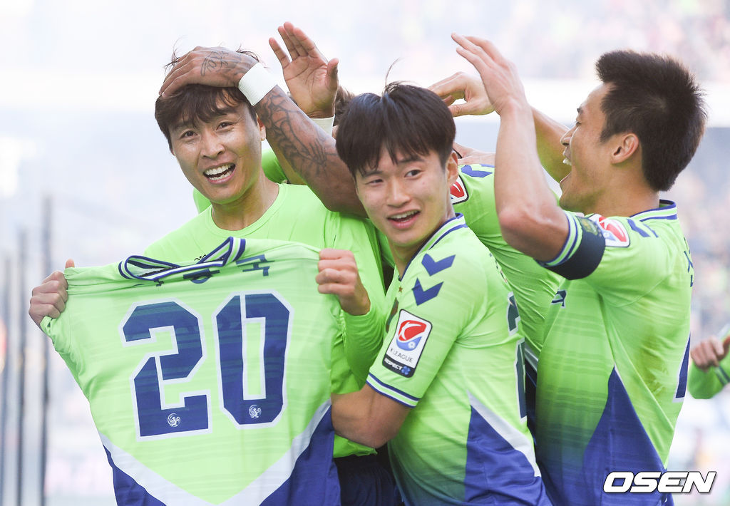 이동국이 KEB하나은행 K리그 클래식(1부리그) 2017 36라운드 제주와의 경기에서 K리그 최초로 개인 통산 200호 골을 달성하며 전북의 통산 5번째 K리그 우승을 이끌었다. 후반 전북 이동국이 헤더로 통산 200골을 성공시키고 동료선수들고 기뻐하고 있다./ soul1014@osen.co.kr.