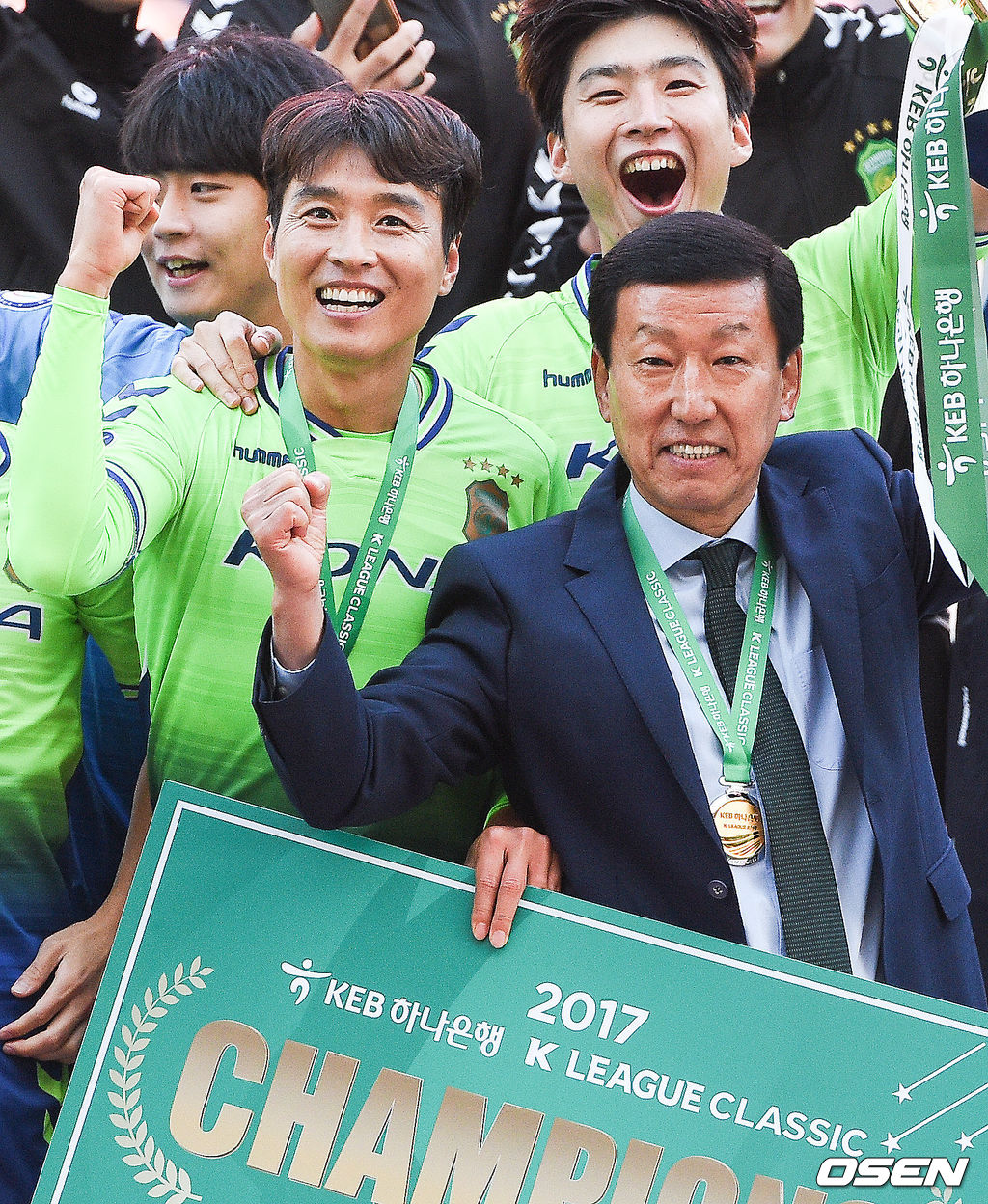 이동국이 KEB하나은행 K리그 클래식(1부리그) 2017 36라운드 제주와의 경기에서 K리그 최초로 개인 통산 200호 골을 달성하며 전북의 통산 5번째 K리그 우승을 이끌었다. 이동국이 최강희 감독과 우승 세리머니를 하고 있다./ soul1014@osen.co.kr.