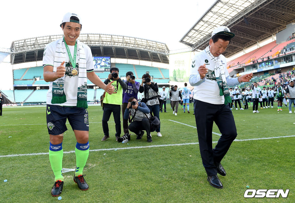 '2018 KEB 하나은행 K리그1' 우승 시상식에서 전북 최강희 감독과 이동국이 사회자의 요청에 춤을 추고 있다. 지난 32라운드 울산 원정 경기서 K리그1 우승을 확정지은 전북은 사상 처음 스플릿 라운드 시작 전에 우승을 차지하며 K리그에 새로운 역사를 창조했다. /dreamer@osen.co.kr
