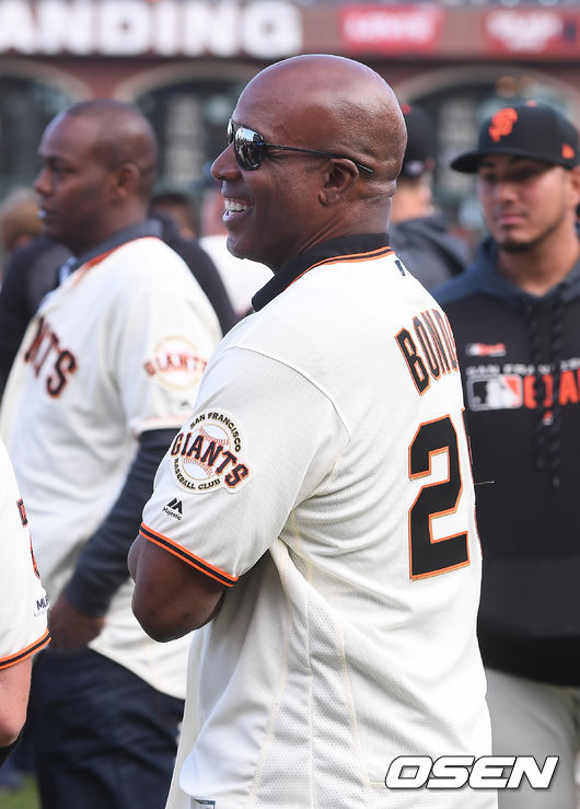 브루스 보치 감독 은퇴식에서 배리 본즈가 미소 짓고 있다. / soul1014@osen.co.kr