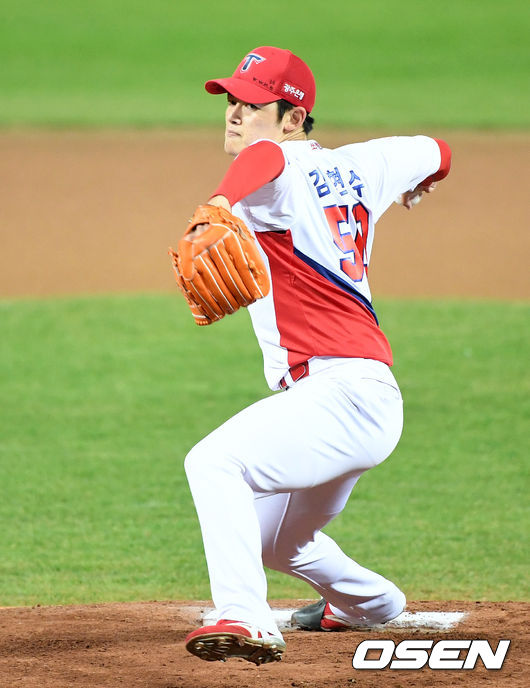 28일 오후 광주기아챔피언스필드에서 ‘2020 신한은행 SOL KBO 리그’ KIA 타이거즈와 KT 위즈의 경기가 열렸다. 1회초 무사에서 KIA 선발투수 김현수가 역투하고 있다./sunday@osen.co.kr