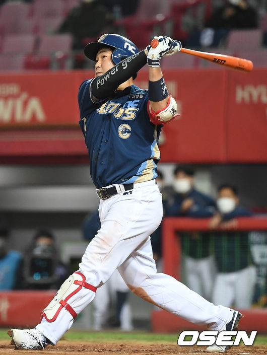 20일 오후 광주-기아 챔피언스필드에서 '2020 신한은행 SOL KBO리그' KIA 타이거즈와 NC 다이노스의 경기가 열렸다.2회초 2사 2루 NC 양의지가 투런 홈런을 때려내고 있다. /youngrae@osen.co.kr