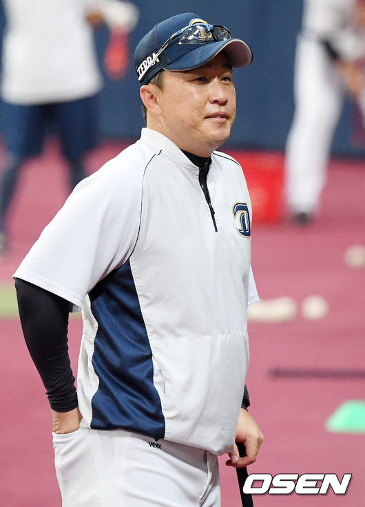 NC 이동욱 감독이 그라운드 위에서 선수들의 훈련을 지켜보고 있다. /rumi@osen.co.kr