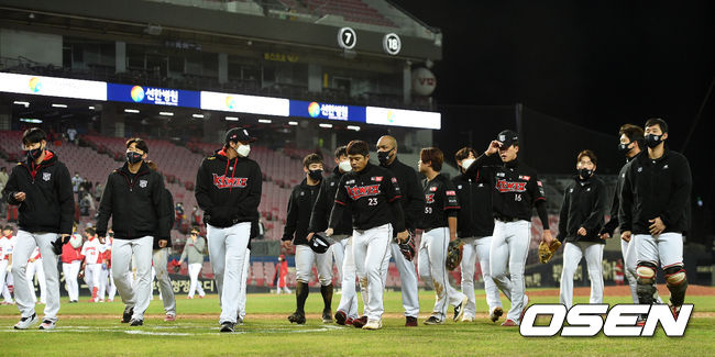KIA는 전날 패배를 설욕하며 남은 경기와 관계없이 승률 5할 이상을 확정했다.  KT는 9회초 2점을 뽑아 동점을 만들었으나 한뼘이 모자랐다.경기 종료 후 KT 선수들이 아쉬운 표정으로 경기장을 나가고 있다. /sunday@osen.co.kr