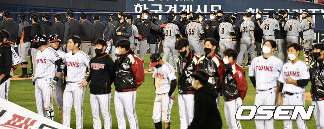 승리를 거둔 한화 선수들이 인사를 나누고 있다. 홈 팬들에게 인사를 전하기 위해 도열하고 있는 LG 선수들. / dreamer@osen.co.kr