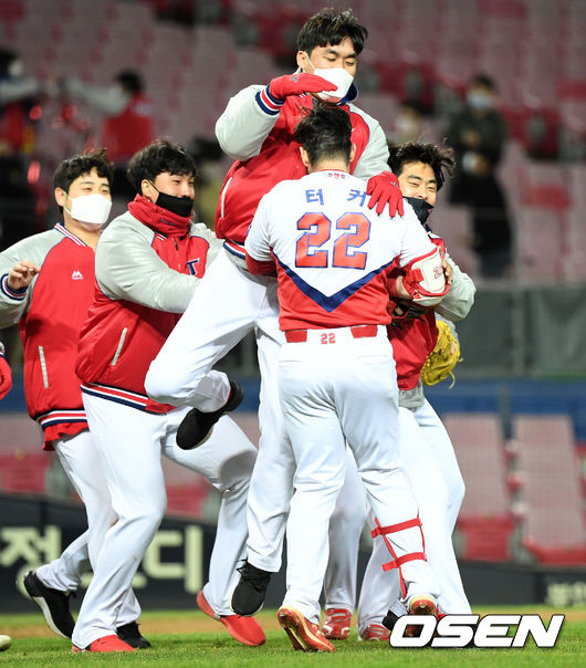 10회말 1사 만루에서 KIA 터커가 끝내기 안타를 치고 동료들의 축하를 받고 있다. /sunday@osen.co.kr