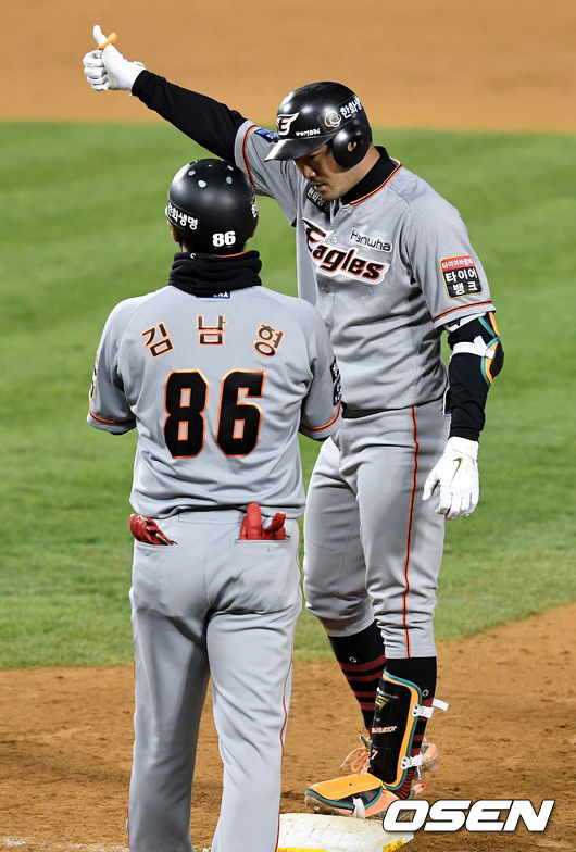 연장 11회초 2사 1, 2루 상황 한화 송광민이 역전 1타점 적시타를 날리고 1루에 안착해 기뻐하고 있다. / dreamer@osen.co.kr