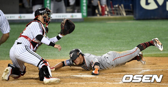연장 11회초 2사 1, 2루 상황 한화 송광민의 역전 1타점 적시타 때 2루 주자 노수광이 홈까지 내달려 슬라이딩 해 세이프되고 있다. / dreamer@osen.co.kr