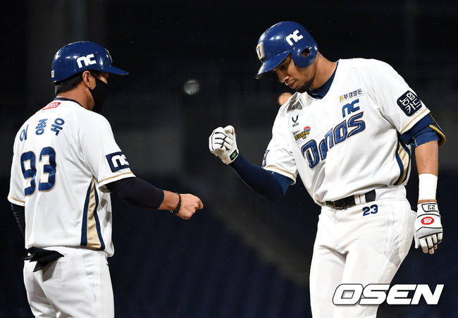 11일 오후 경남 창원 NC파크에서 '2020 신한은행 SOL KBO리그' NC 다이노스와 KT 위즈의 경기가 열렸다.5회말 2사 1, 2루 상황 NC 알테어가 달아나는 1타점 적시타를 날리고 1루에 안착해 이종욱 코치와 인사를 나누고 있다./ dreamer@osen.co.kr